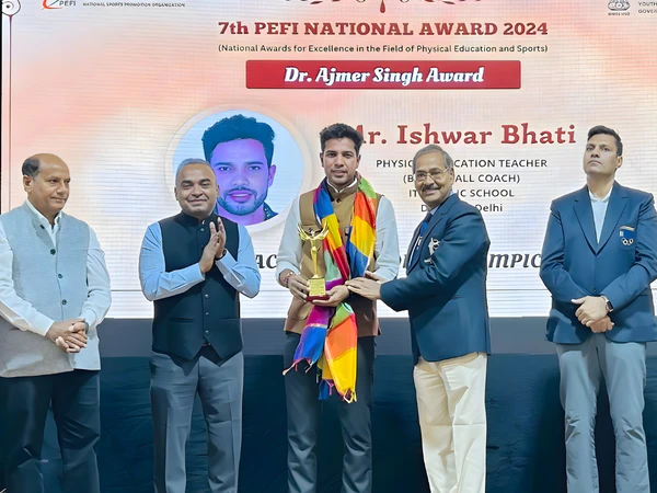 Coach Ishwar Bhati receiving the PEFI National Award