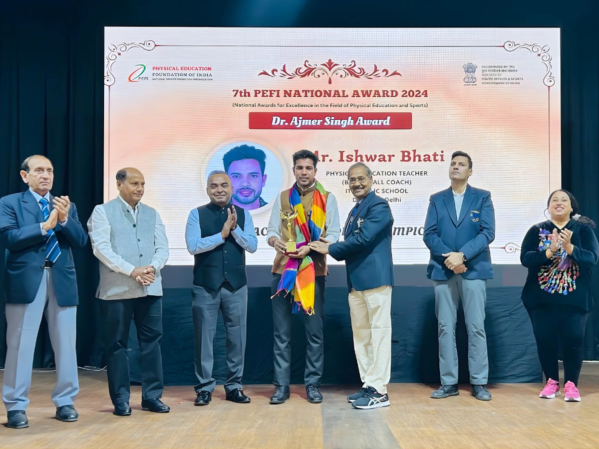 Mr. Ishwar Bhati receiving the Dr. Ajmer Singh Best Coach Award at PEFI National Awards