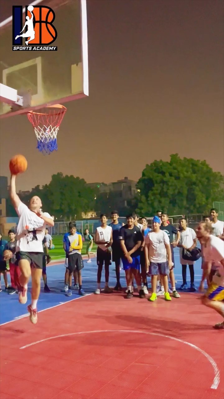 Slam Dunk Sequence: Initial Approach and Explosive Jump by the French Coaching Team (Step 1)