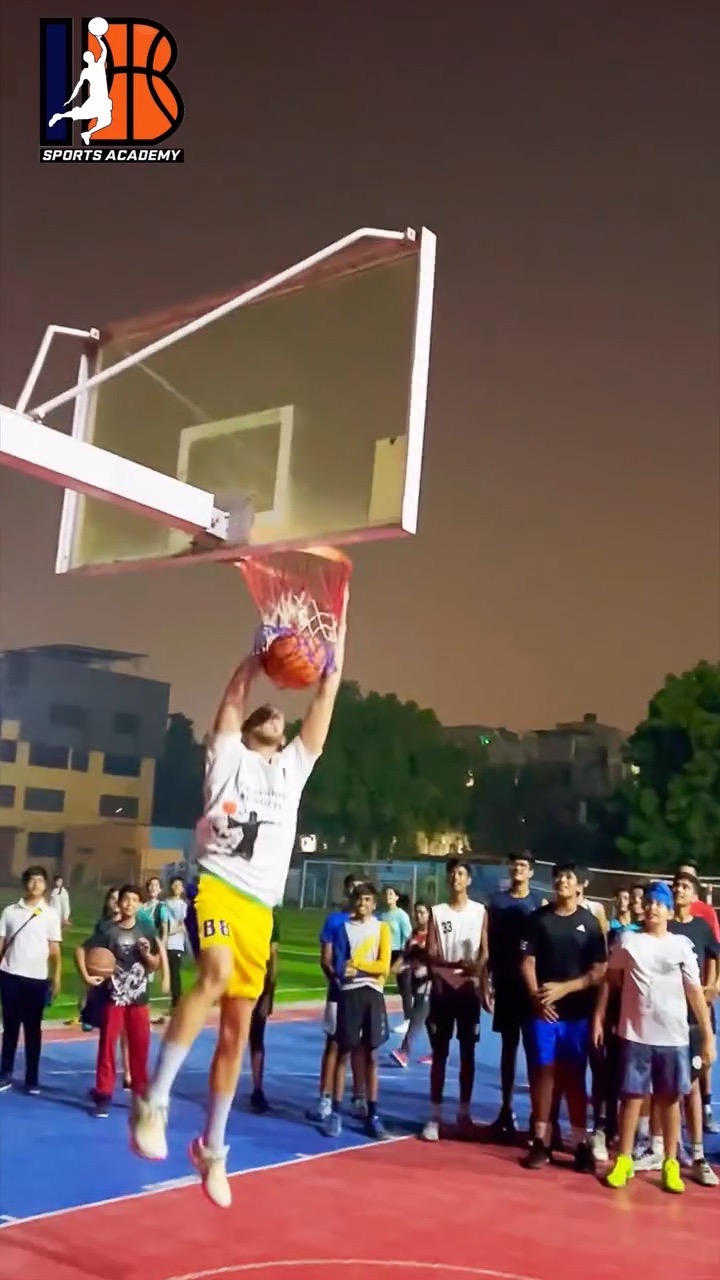 Slam Dunk Sequence: Full Frame of the Electrifying Dunk Completion (Step 8)